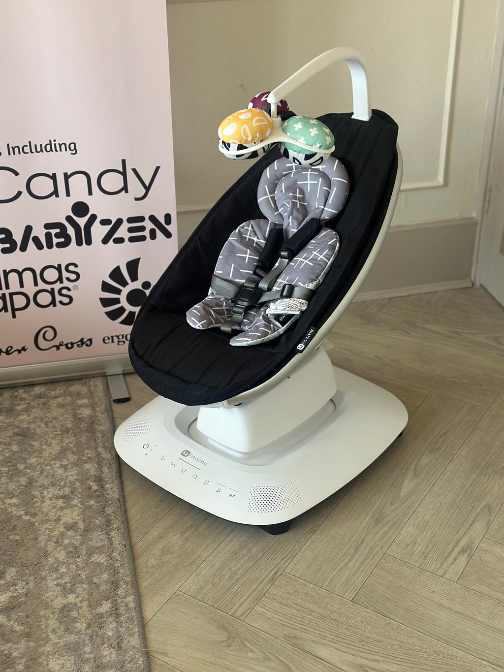 4Moms Mamaroo 5.0 With Newborn Insert - Black/Grey