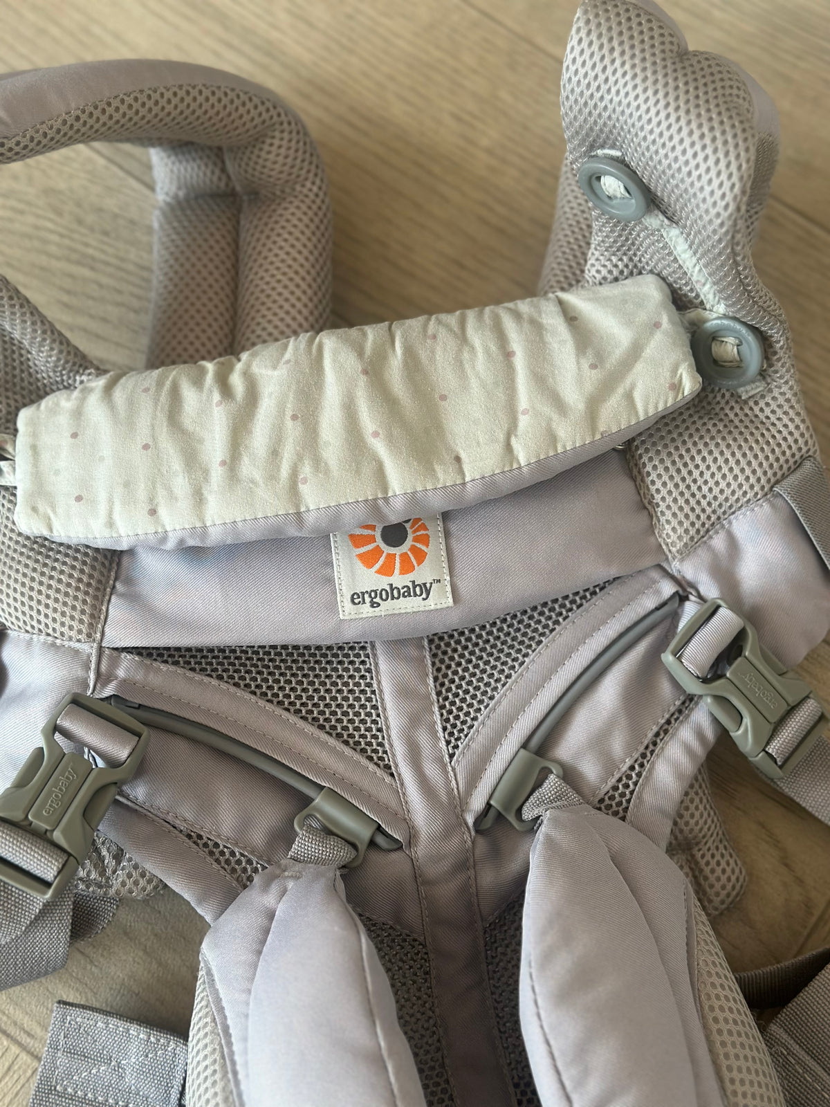 Ergobaby Omni 360 Cool Air- Grey Pink Dots