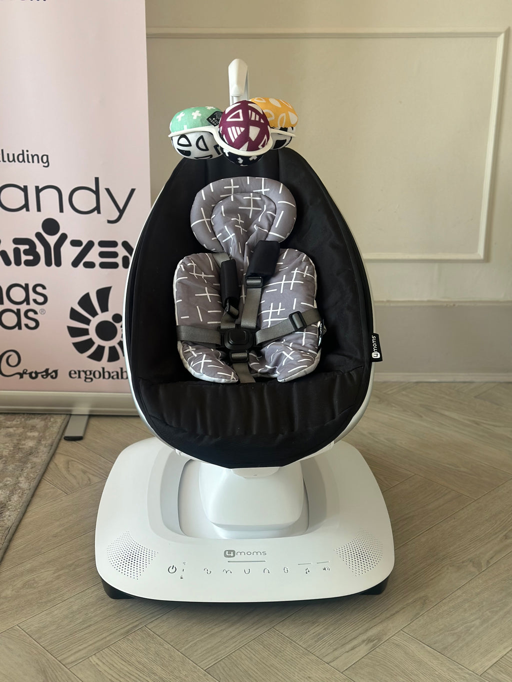 4Moms Mamaroo 5.0 With Newborn Insert - Black/Grey